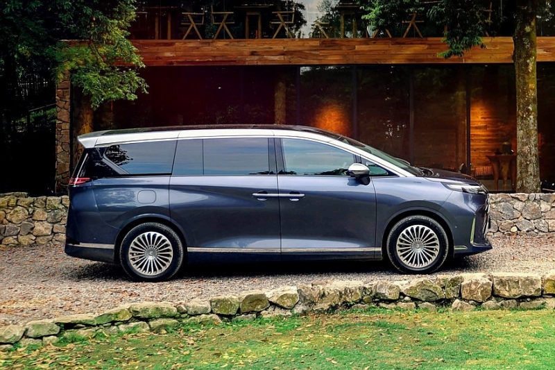 Роскошный, но дешевле конкурентов: минивэн Arcfox Wendao V9 полностью рассекречен