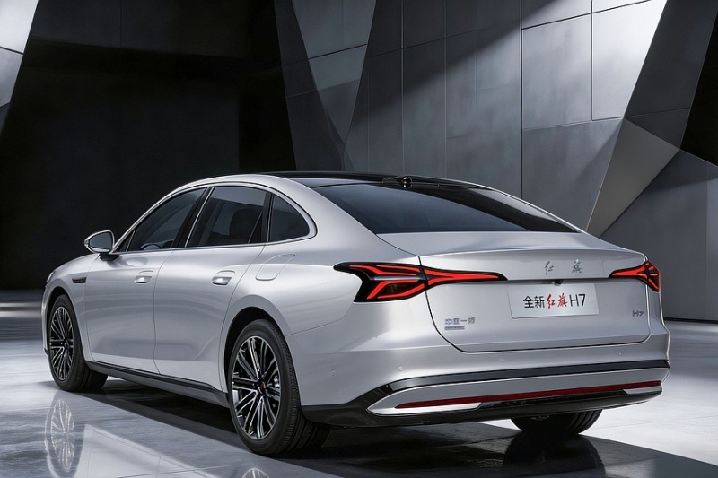 Седаны Hongqi: флагманский H9 с новым салоном и возвращение H7