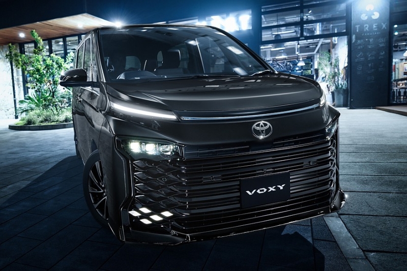Toyota обновила минивэны Noah и Voxy: иная головная оптика и подросшая цифровая приборка