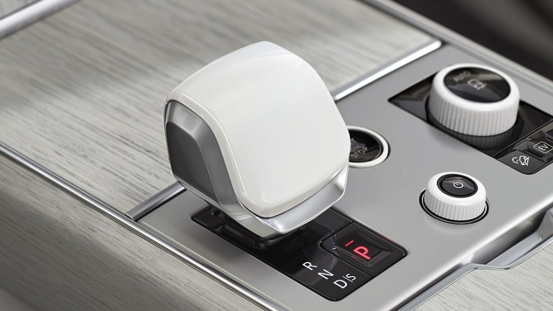 У  внедорожника Range Rover SV появилась эксклюзивная топ-версия Ultra