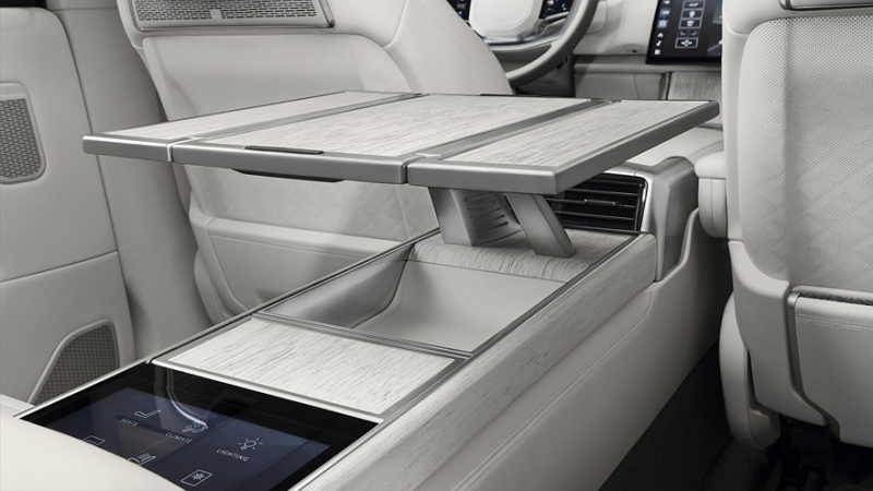 У  внедорожника Range Rover SV появилась эксклюзивная топ-версия Ultra