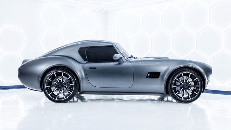 AC Cobra GT Coupe показался в серийном виде: карбоновый кузов и только двигатель V8