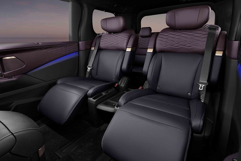 Ещё не поступивший в продажу новый Nissan Elgrand получил несколько особых версий