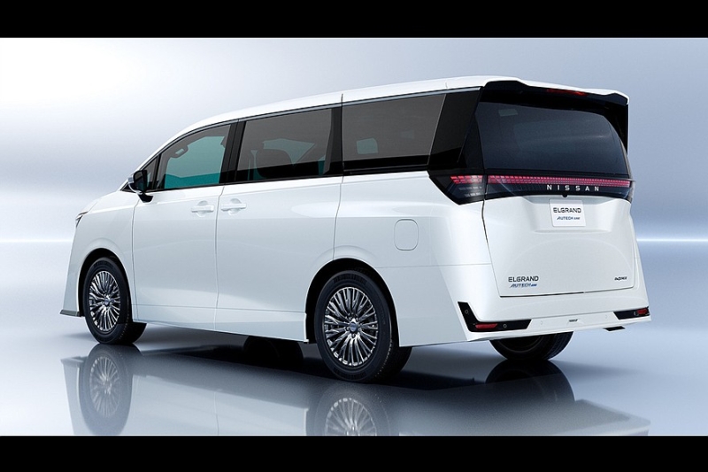 Ещё не поступивший в продажу новый Nissan Elgrand получил несколько особых версий