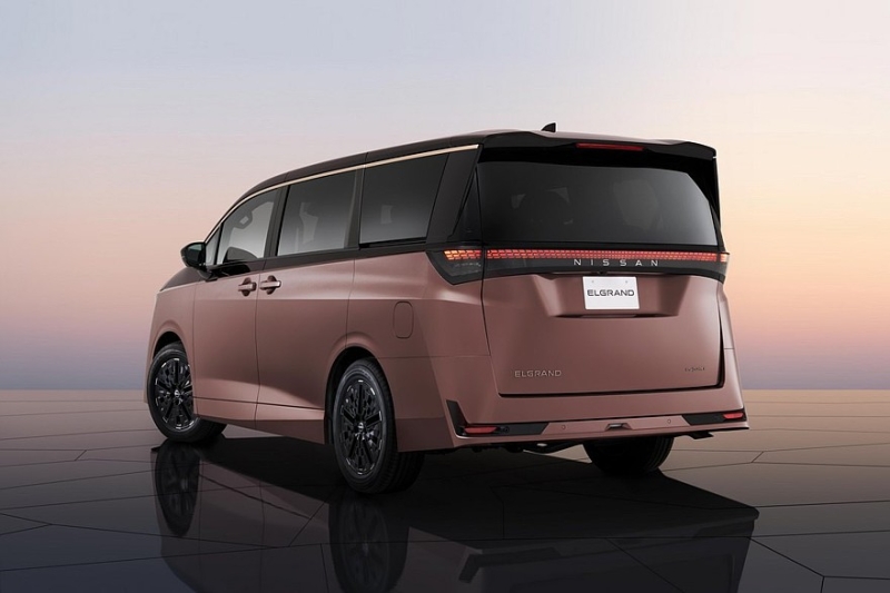 Ещё не поступивший в продажу новый Nissan Elgrand получил несколько особых версий