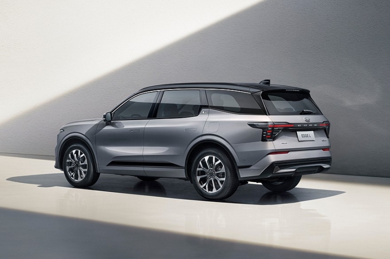 Кроссовер Ford Edge L готовится к рестайлингу: фото без камуфляжа