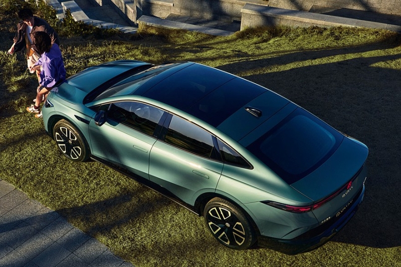 Лифтбек Volkswagen ID.Unyx 07 показался на новых фото перед запоздалым запуском