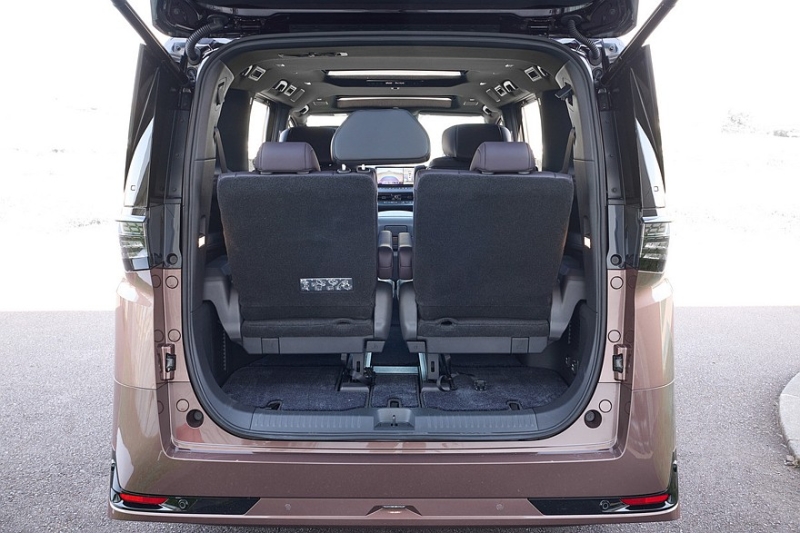 Минивэн Nissan Elgrand нового поколения показали живьём перед скорым запуском