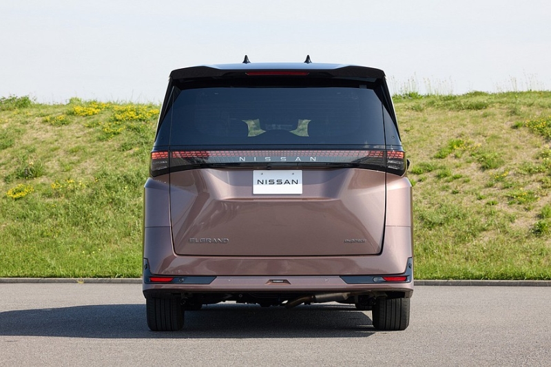 Минивэн Nissan Elgrand нового поколения показали живьём перед скорым запуском