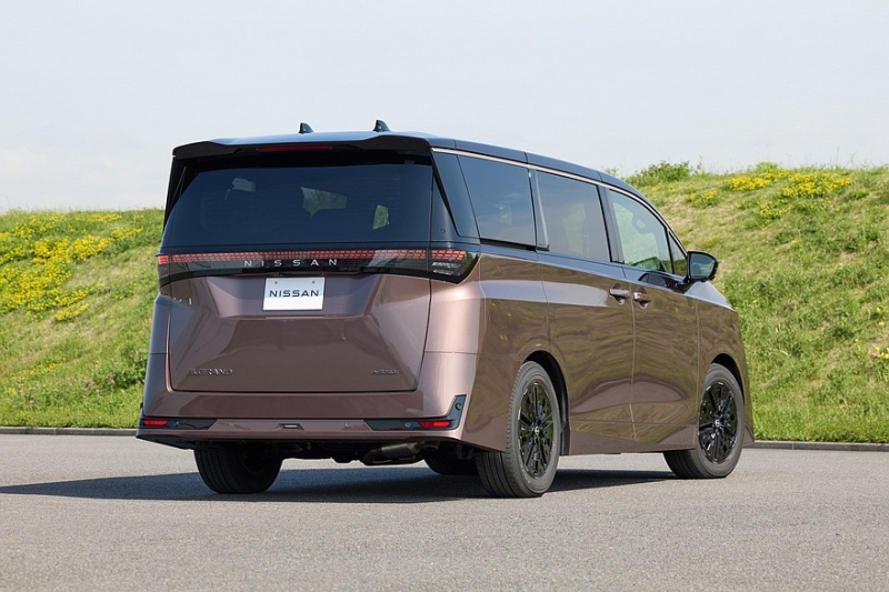 Минивэн Nissan Elgrand нового поколения показали живьём перед скорым запуском
