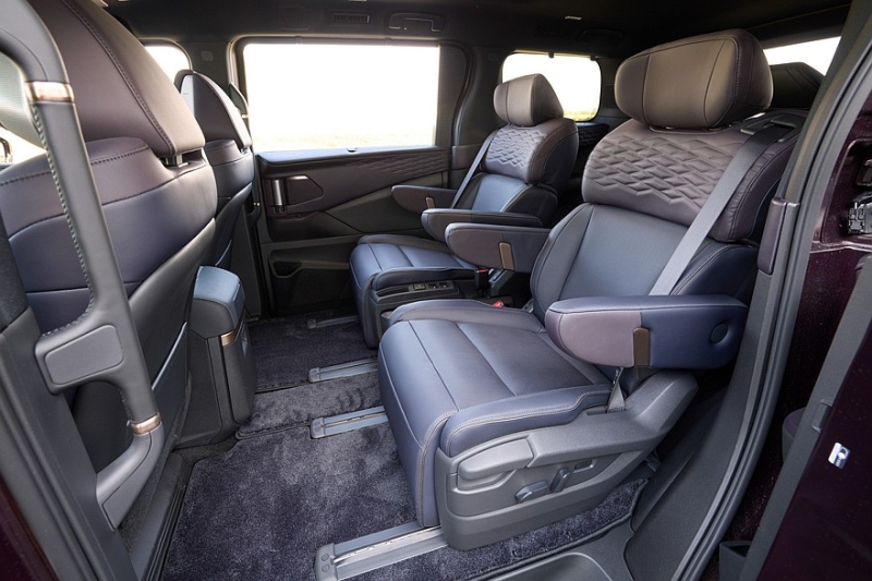 Минивэн Nissan Elgrand нового поколения показали живьём перед скорым запуском
