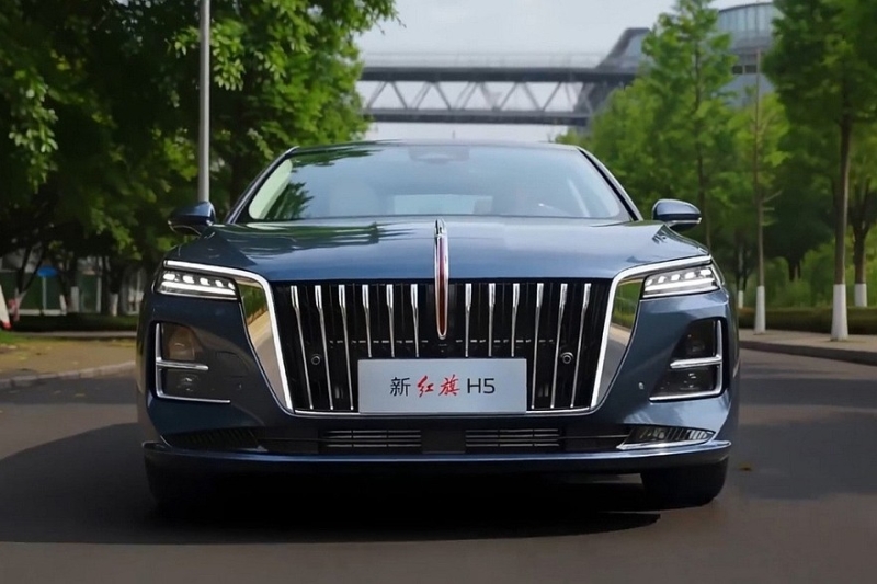Обновлённый седан Hongqi H5 поступил в продажу, компанию ему составил улучшенный минивэн HQ9