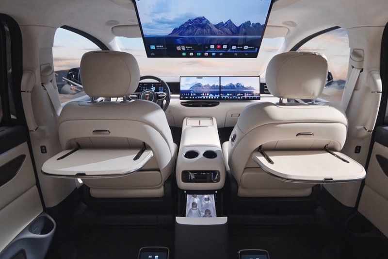 Обновлённый седан Hongqi H5 поступил в продажу, компанию ему составил улучшенный минивэн HQ9