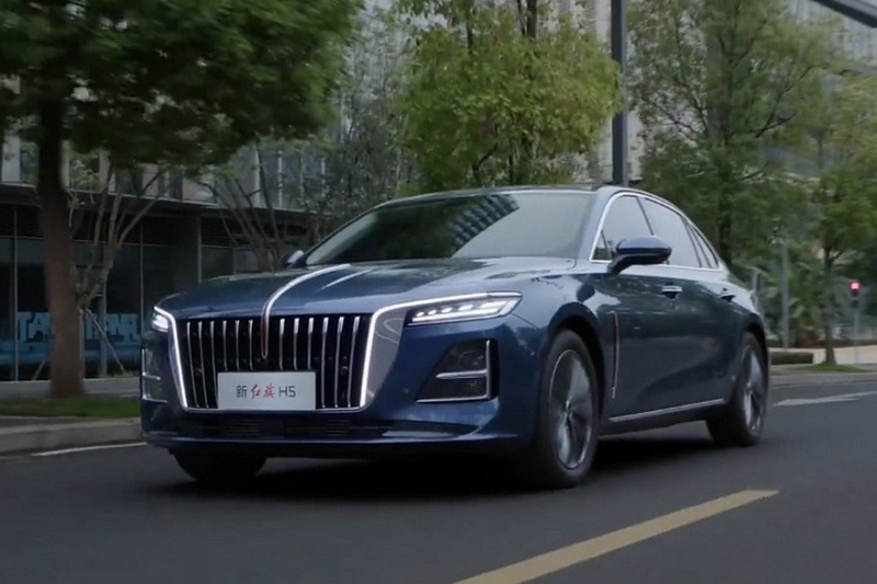 Обновлённый седан Hongqi H5 поступил в продажу, компанию ему составил улучшенный минивэн HQ9