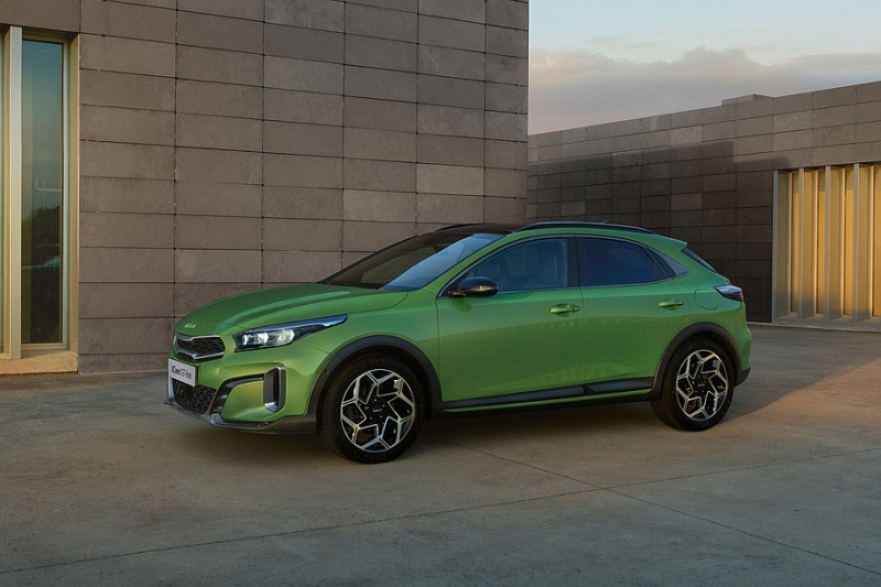 Паркетник Kia XCeed продолжит карьеру с новым стилем: официальные фото