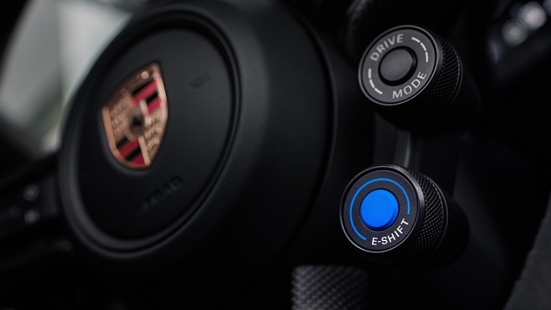 Для Porsche Taycan теперь доступны фальшивая коробка передач и нарисованный тахометр