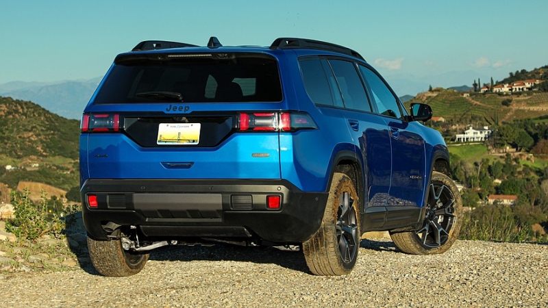 Jeep анонсировал новый Cherokee Trailhawk: первый тизер
