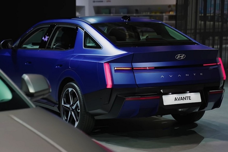 Седан Hyundai Elantra нового поколения с крутым дизайном показали живьём