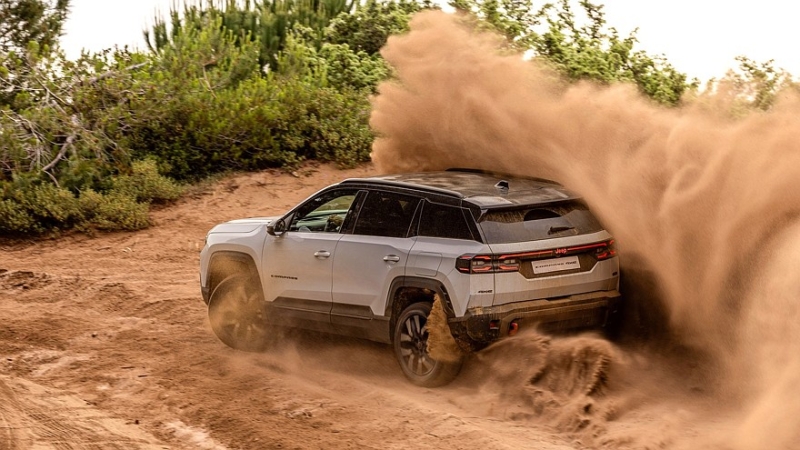 Jeep пытается всех убедить, что электрический Compass 4xe — настоящий внедорожник
