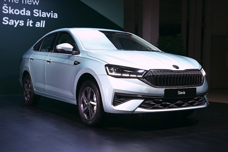 Бюджетный седан Skoda Slavia пережил рестайлинг: другие экраны, массажёр и новый автомат