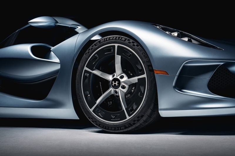 Hennessey Blackbird: аналоговый суперкар в авиационном стиле с атмосферным V8 и МКП