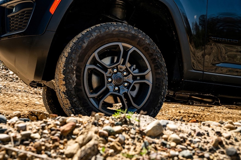 Jeep Grand Cherokee получил несколько обновок и слегка подорожал