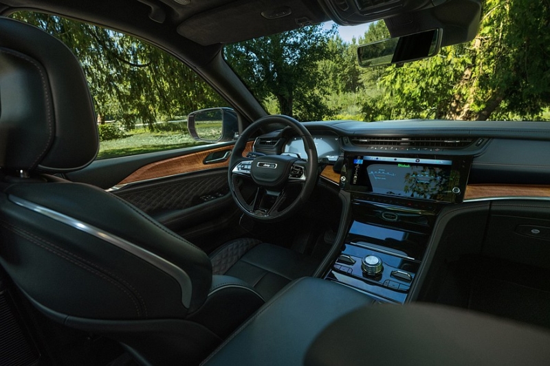 Jeep Grand Cherokee получил несколько обновок и слегка подорожал