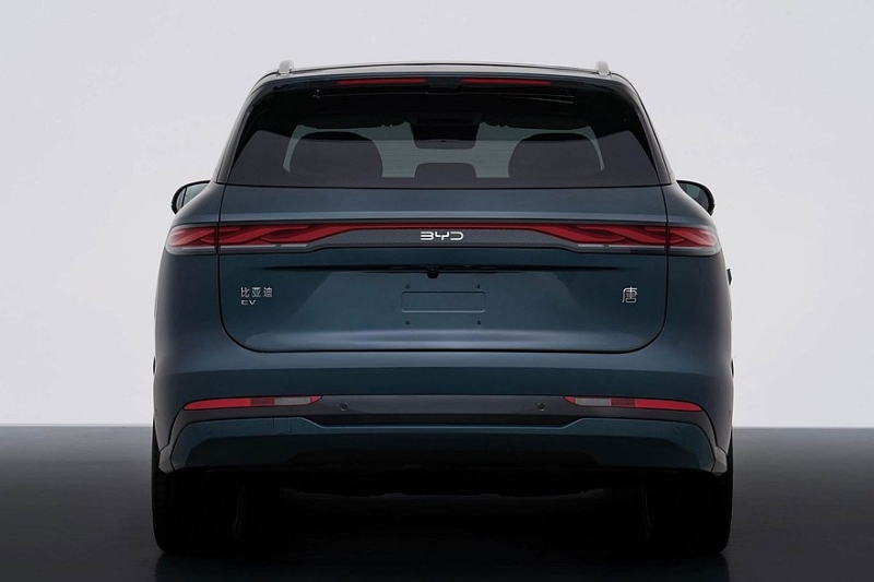 Кроссовер BYD Tang нового поколения: больше предшественника и с единым табло внутри