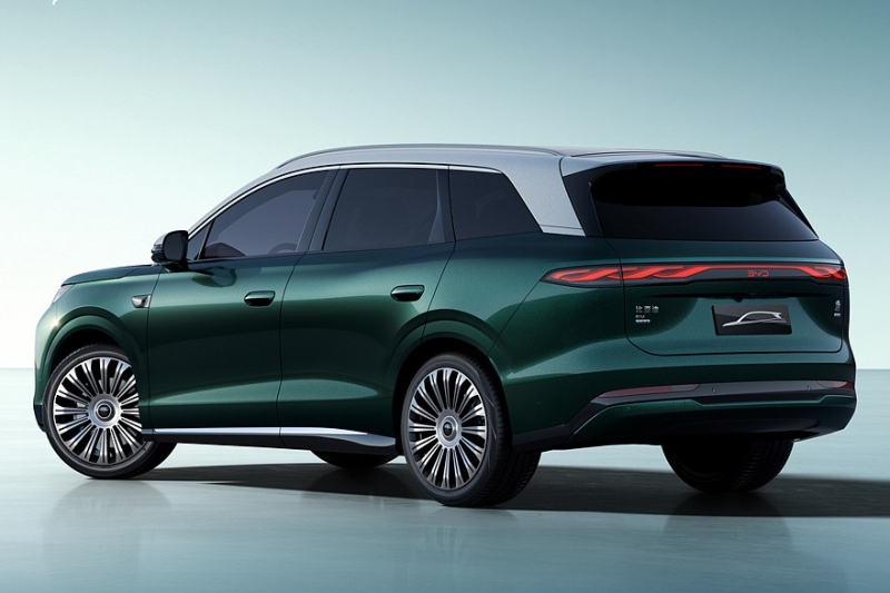 Кроссовер BYD Tang нового поколения: больше предшественника и с единым табло внутри