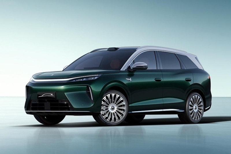 Кроссовер BYD Tang нового поколения: больше предшественника и с единым табло внутри