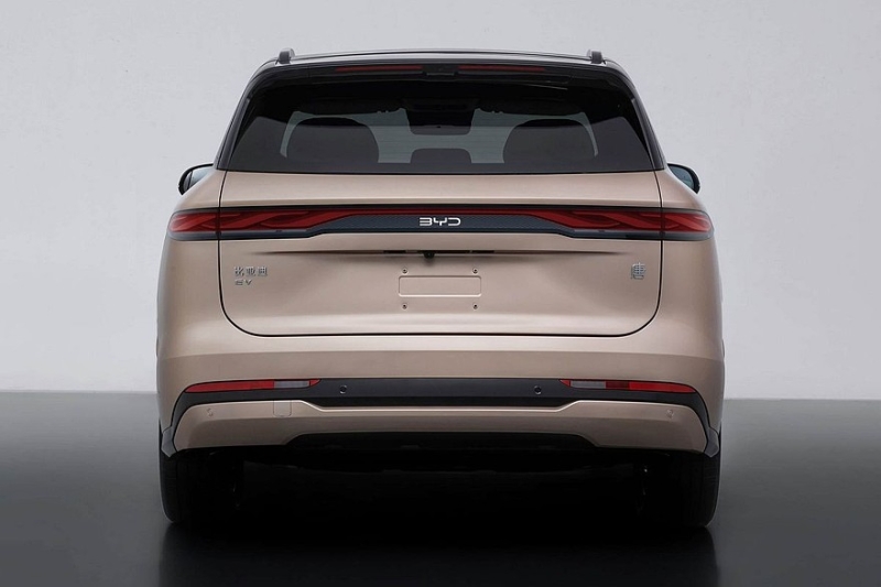 Кроссовер BYD Tang нового поколения: больше предшественника и с единым табло внутри