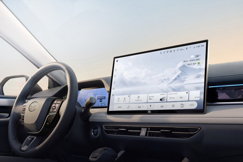 Обновлённая Toyota Camry: увеличенный экран, &laquo;хрусталь&raquo; и кое-что ещё