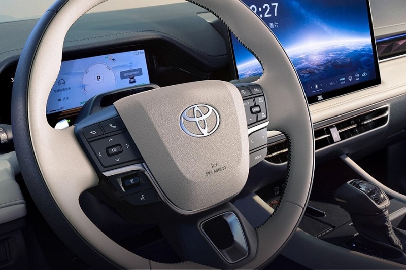 Обновлённая Toyota Camry: увеличенный экран, &laquo;хрусталь&raquo; и кое-что ещё
