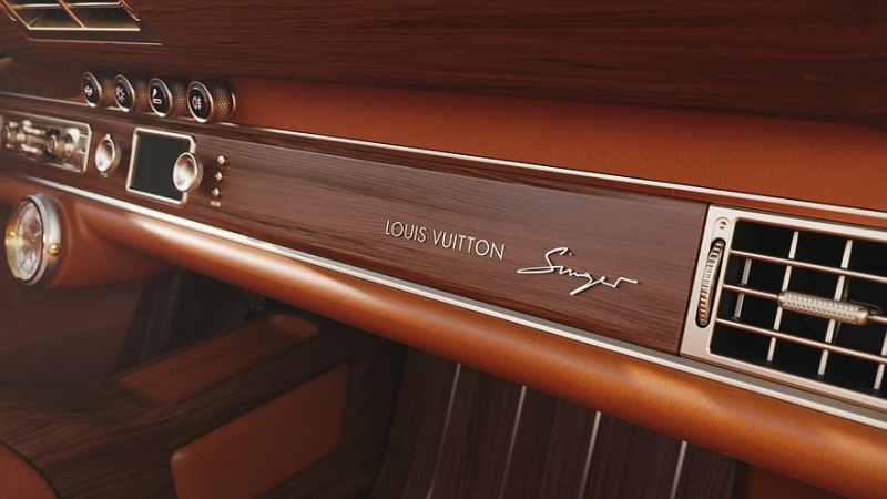 Singer повышает градус роскоши своих рестомодов через сотрудничество с Louis Vuitton