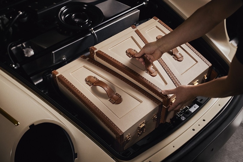 Singer повышает градус роскоши своих рестомодов через сотрудничество с Louis Vuitton