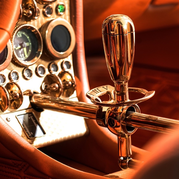 Spyker C8 Preliator XXV Coupe: узнаваемый дизайн, золотая отделка, мощный V8 и МКП