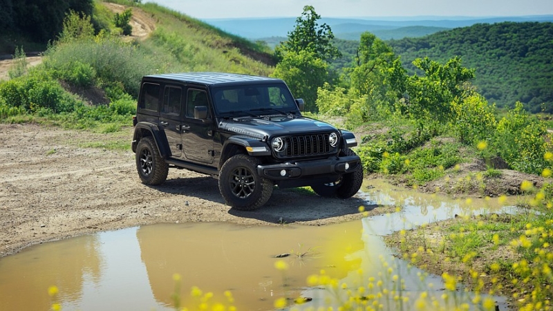 У внедорожника Jeep Wrangler появилась &laquo;затемнённая&raquo; версия Smoky Mountain