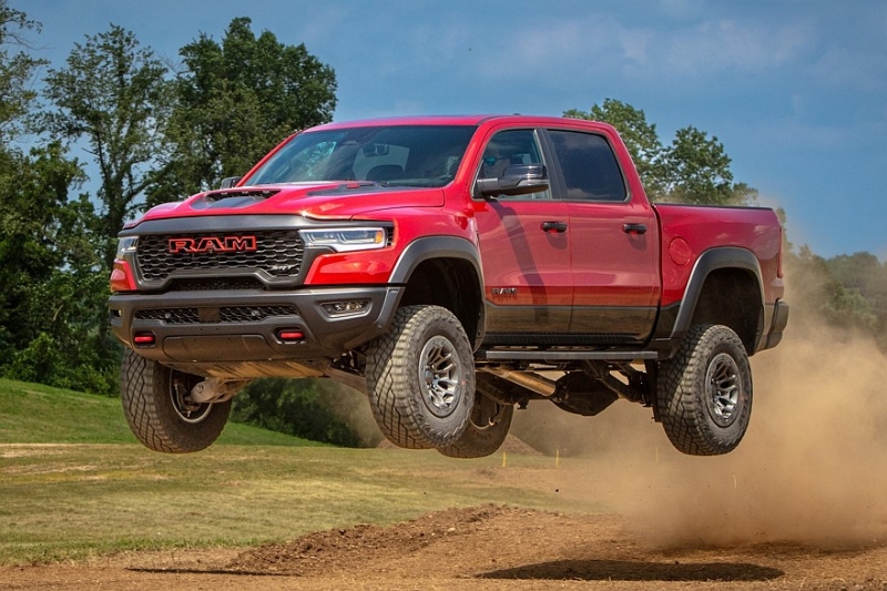 Заводской тюнинг для Ram 1500 Rumble Bee: большие &laquo;мясорубки&raquo;, подвеска, выхлоп, декор