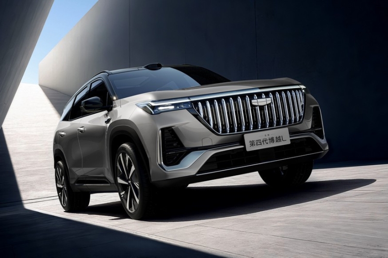 Бензиновый Geely Atlas: корректировка внешности, новый мотор и расширенное оснащение