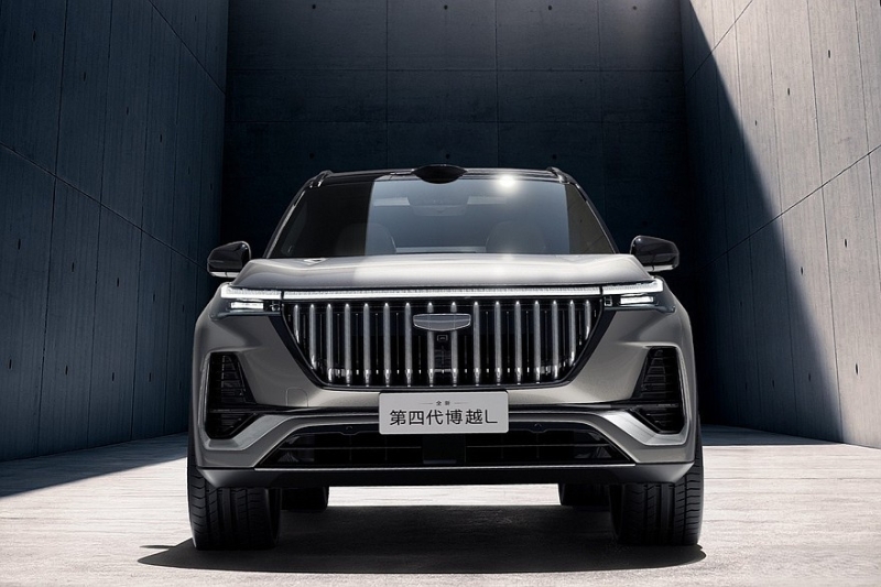 Бензиновый Geely Atlas: корректировка внешности, новый мотор и расширенное оснащение