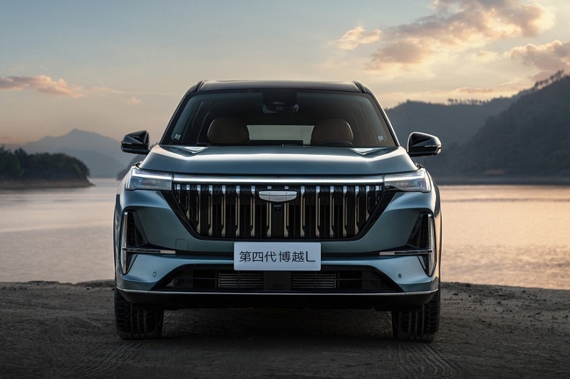 Бензиновый Geely Atlas: корректировка внешности, новый мотор и расширенное оснащение