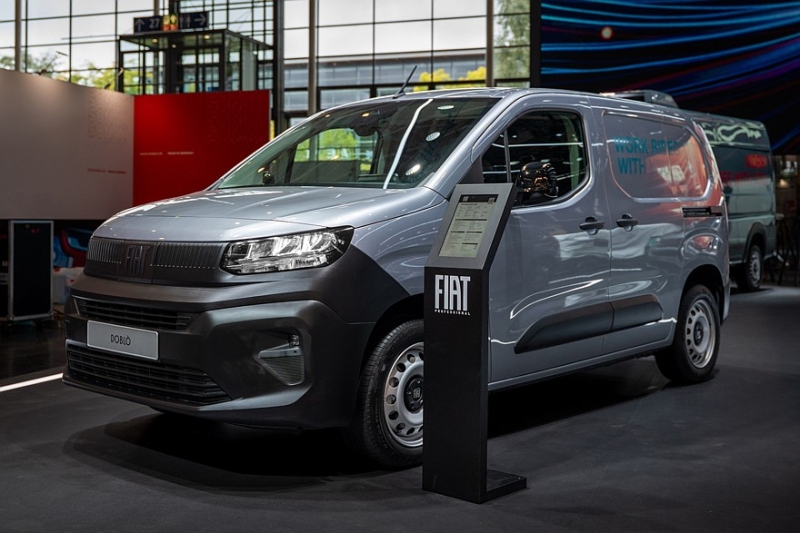 Fiat привёз на выставку новый фургон Doblo Easy Pro и трёхколёсный электрокар Tris