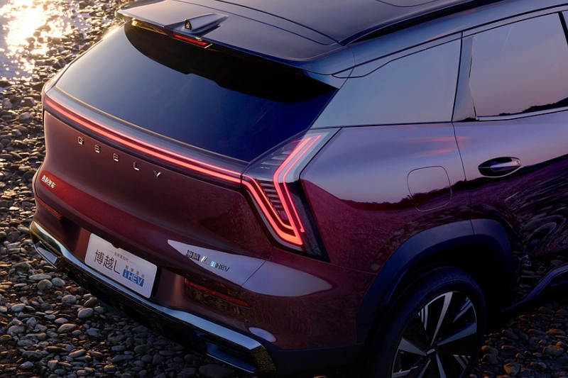 Кроссовер Geely Atlas получил новую версию: другая начинка и кое-что ещё