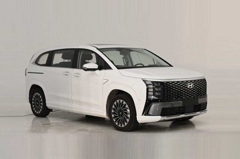 Минивэн Hyundai Custo получит новое «лицо» после рестайлинга
