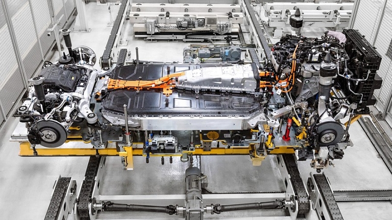 Range Rover Electric полностью рассекречен: средние характеристики за бешеные деньги