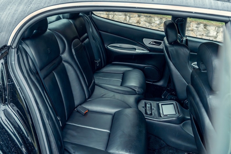 Автолегенда 1990-х: один из трёх выпущенных седанов Bugatti EB112 продадут на аукционе