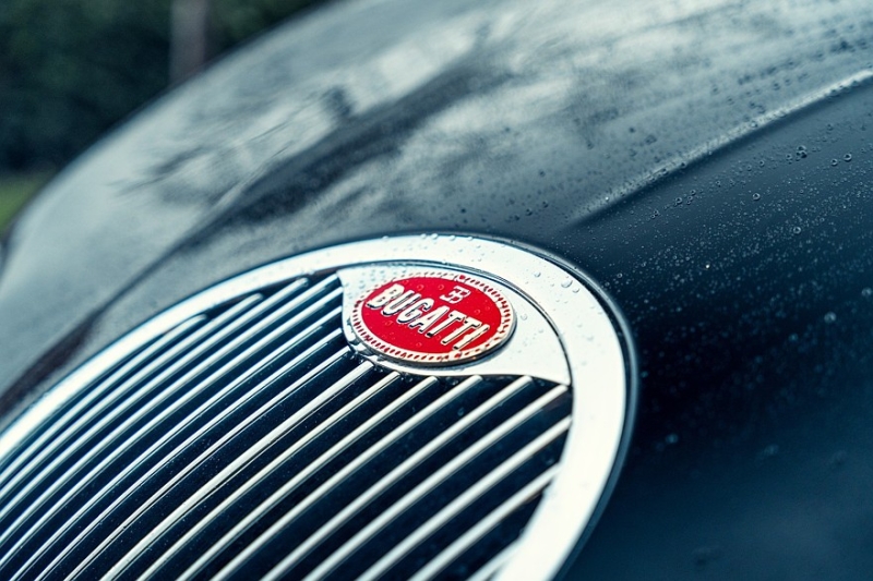 Автолегенда 1990-х: один из трёх выпущенных седанов Bugatti EB112 продадут на аукционе