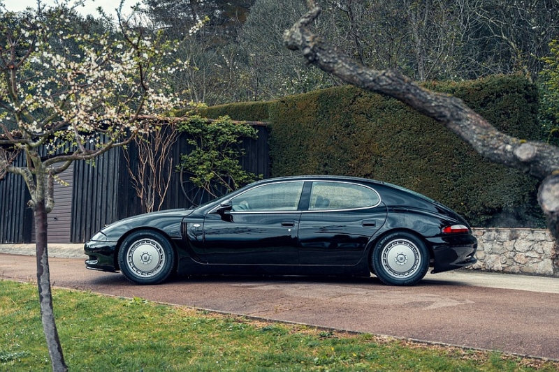 Автолегенда 1990-х: один из трёх выпущенных седанов Bugatti EB112 продадут на аукционе