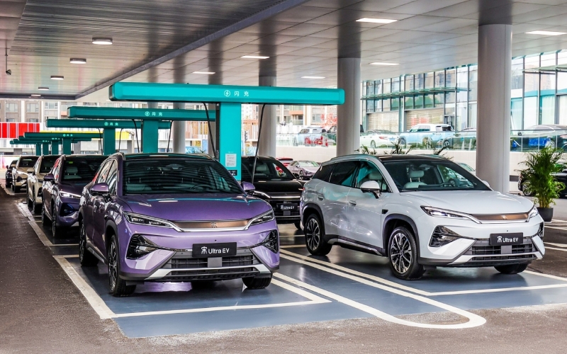 Компания BYD стала резко сдавать позиции в Китае и ищет спасения в экспорте