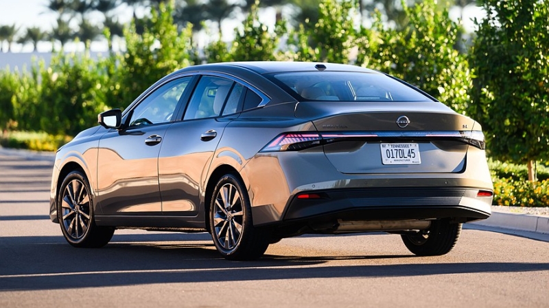 Седан Nissan Sentra слегка обновился и получил «затемнённую» версию